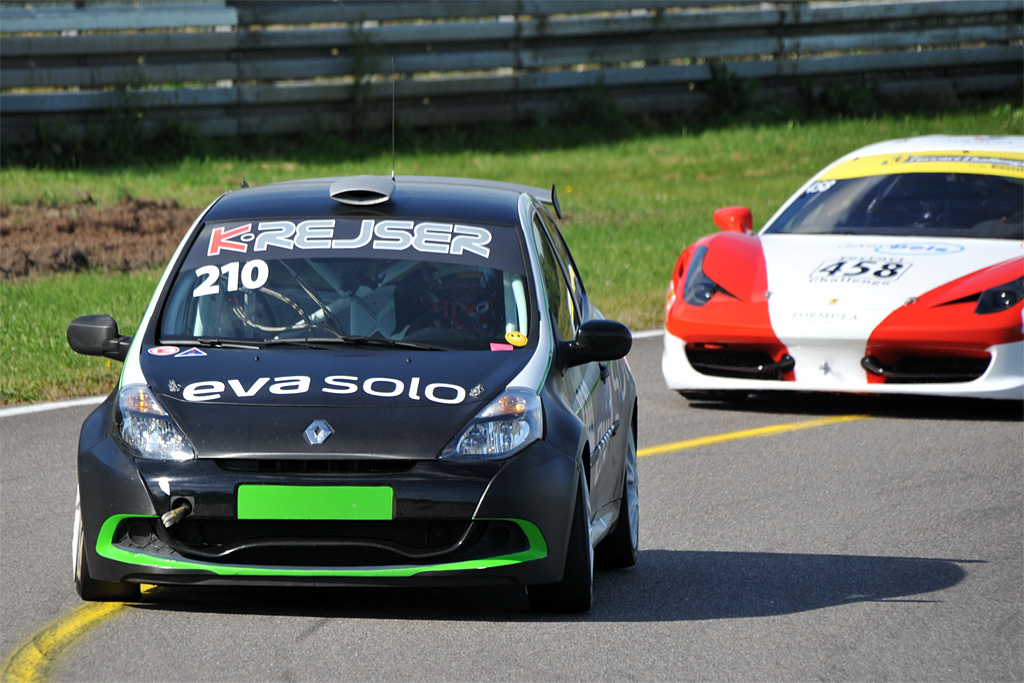 Jacob Kristensen og Jan Engelbrecht (forrest) ligger til at tage DEC-titlen i division 2, mens Ferrarien med Mads Rasmussen er favorit til løbssejren på FDM Jyllandsringen